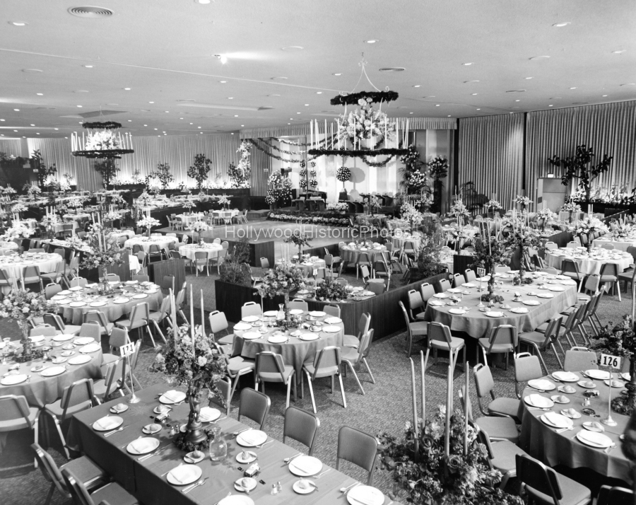 Beverly Hilton Hotel 1967 International Ballroom Golden Globe Awards.jpg